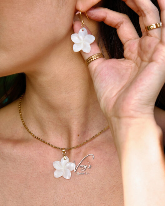 Plumeria Shell Necklace 25mm